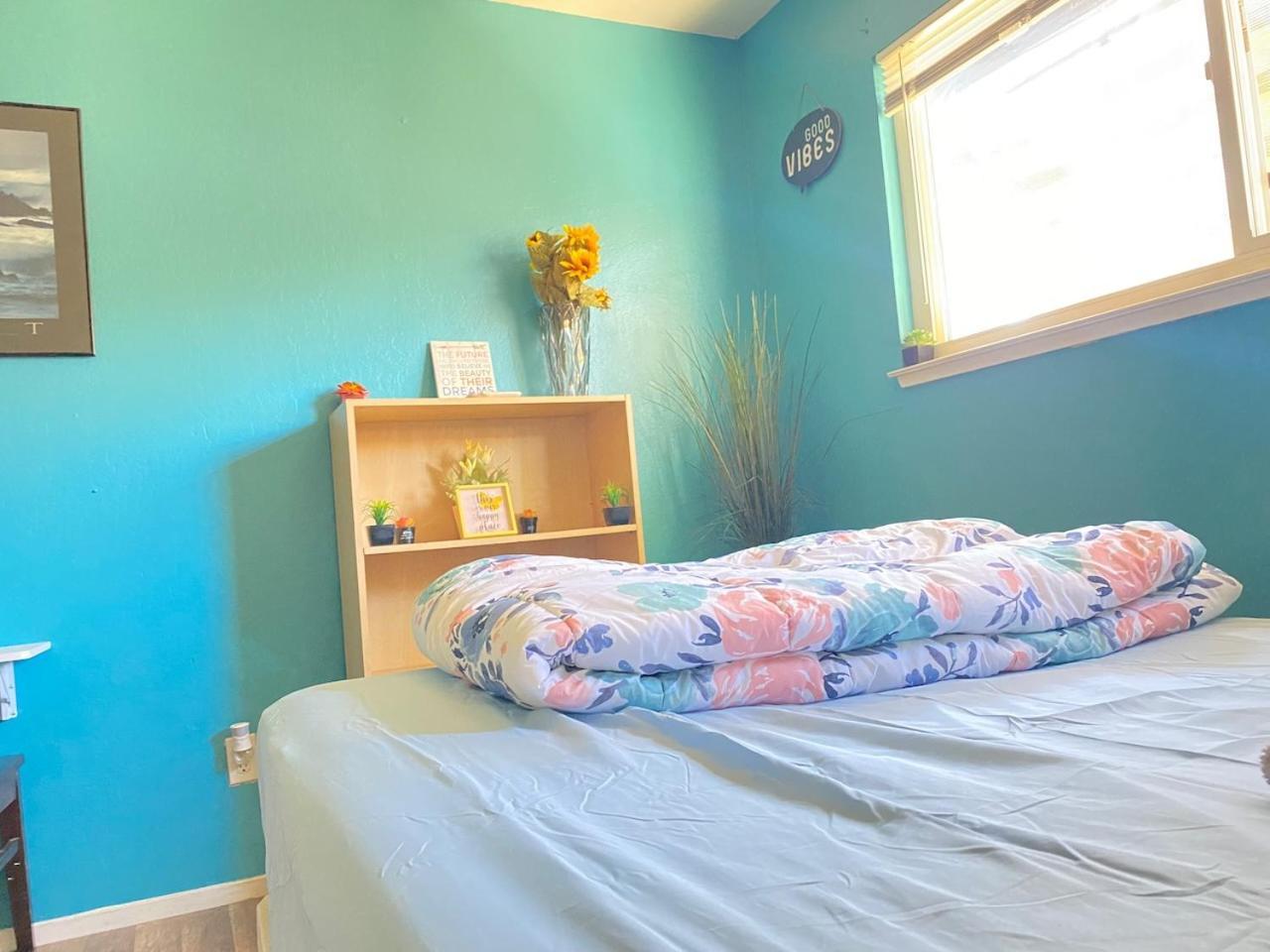 Whole Family - Rosemont Hostel Rancho Cordova