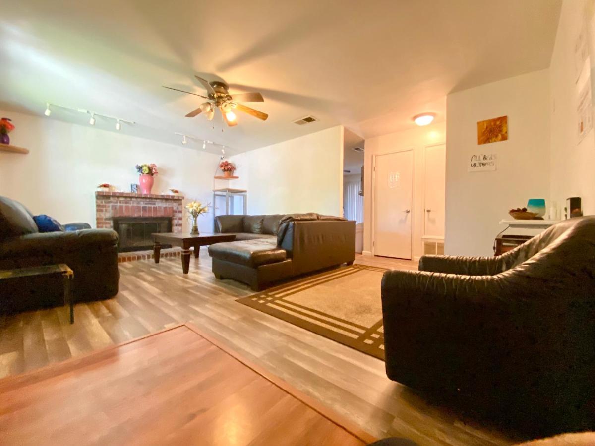 Whole Family - Rosemont Hostel Rancho Cordova
